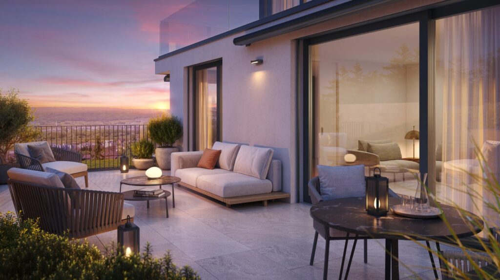 Terrasse in der Abenddämmerung mit Sesseln, Tischen und Blick auf die Stadt
