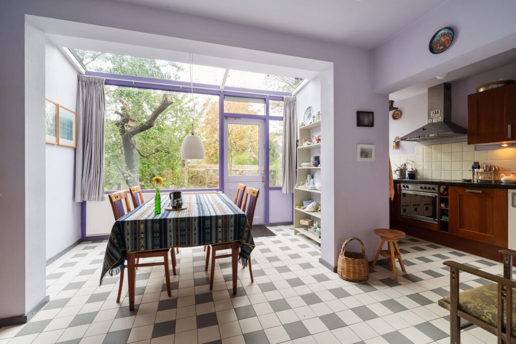 Photographie d’une cuisine et d’un coin repas avant home staging virtuel