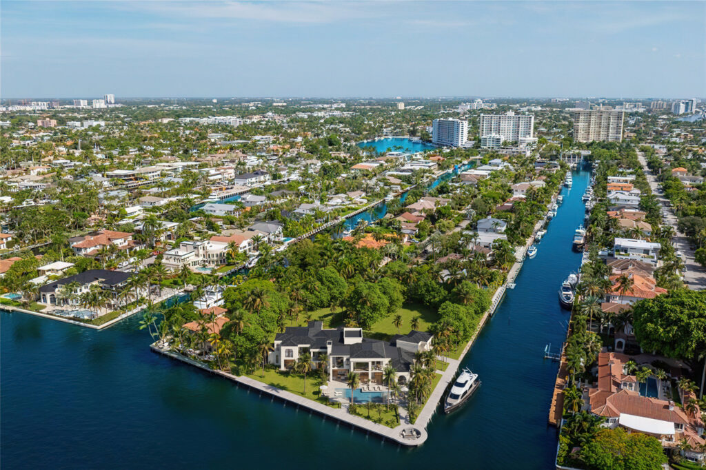 Rendu architectural aérien d’une résidence de luxe en bord d’eau dans son contexte urbain