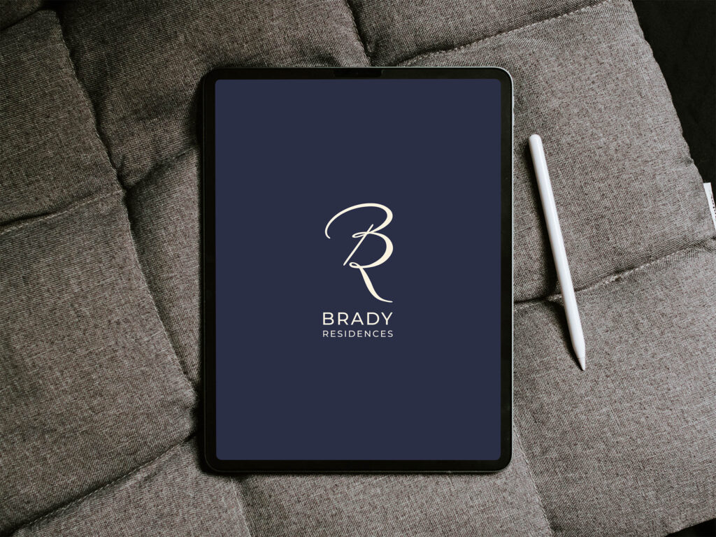 Identité de marque immobilière affichée sur tablette avec le logo du programme résidentiel