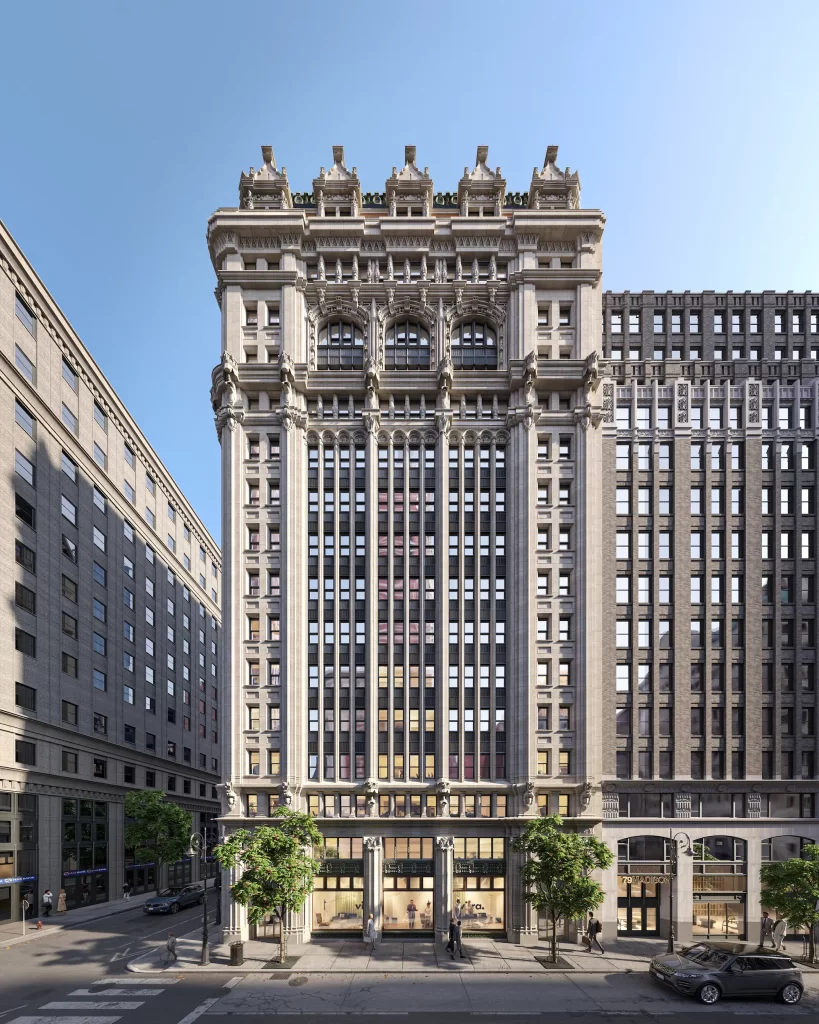 Immeuble de grande hauteur de style classique à façade en pierre ouvragée et corniche sculptée à Manhattan