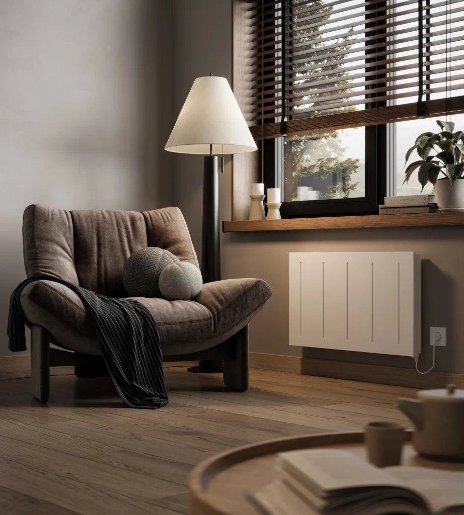 Radiateur électrique à panneau dans un séjour chaleureux avec fauteuil et lampadaire