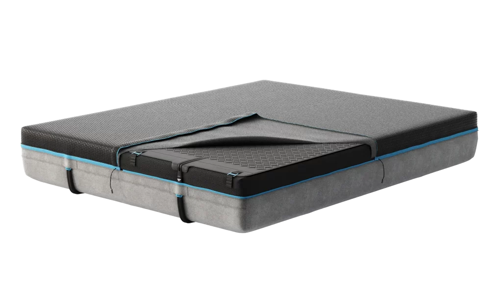 Matelas pliant sur fond blanc, packshot produit