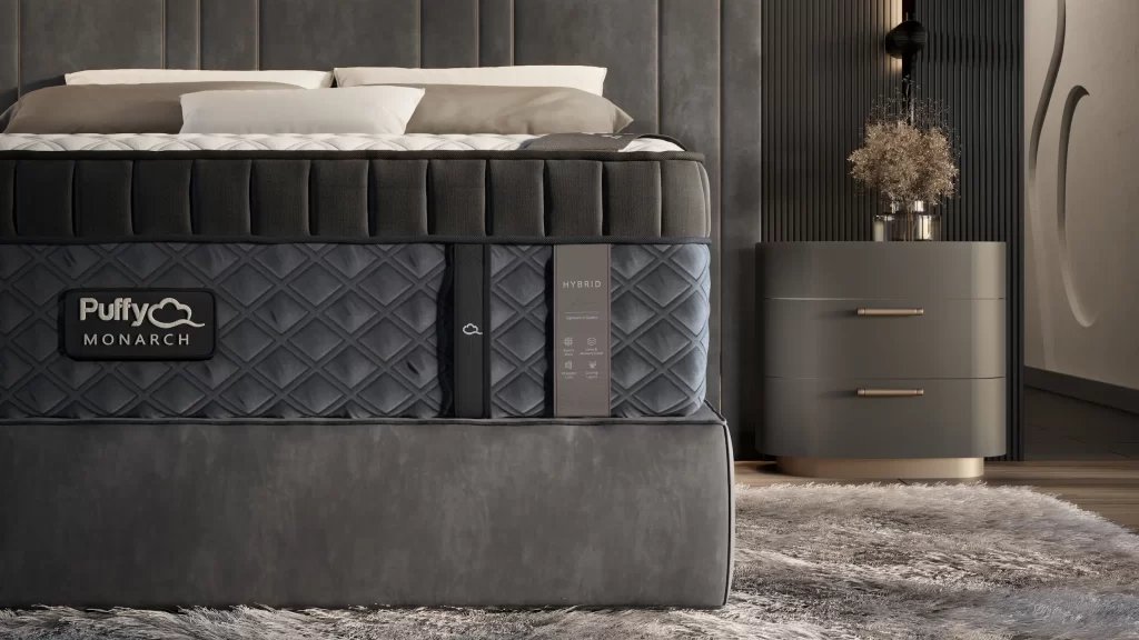 Matelas haut de gamme dans une chambre moderne avec tête de lit capitonnée