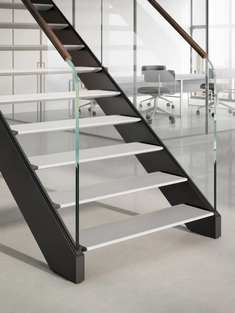 Escalier droit moderne à garde-corps vitré dans un bureau minimaliste